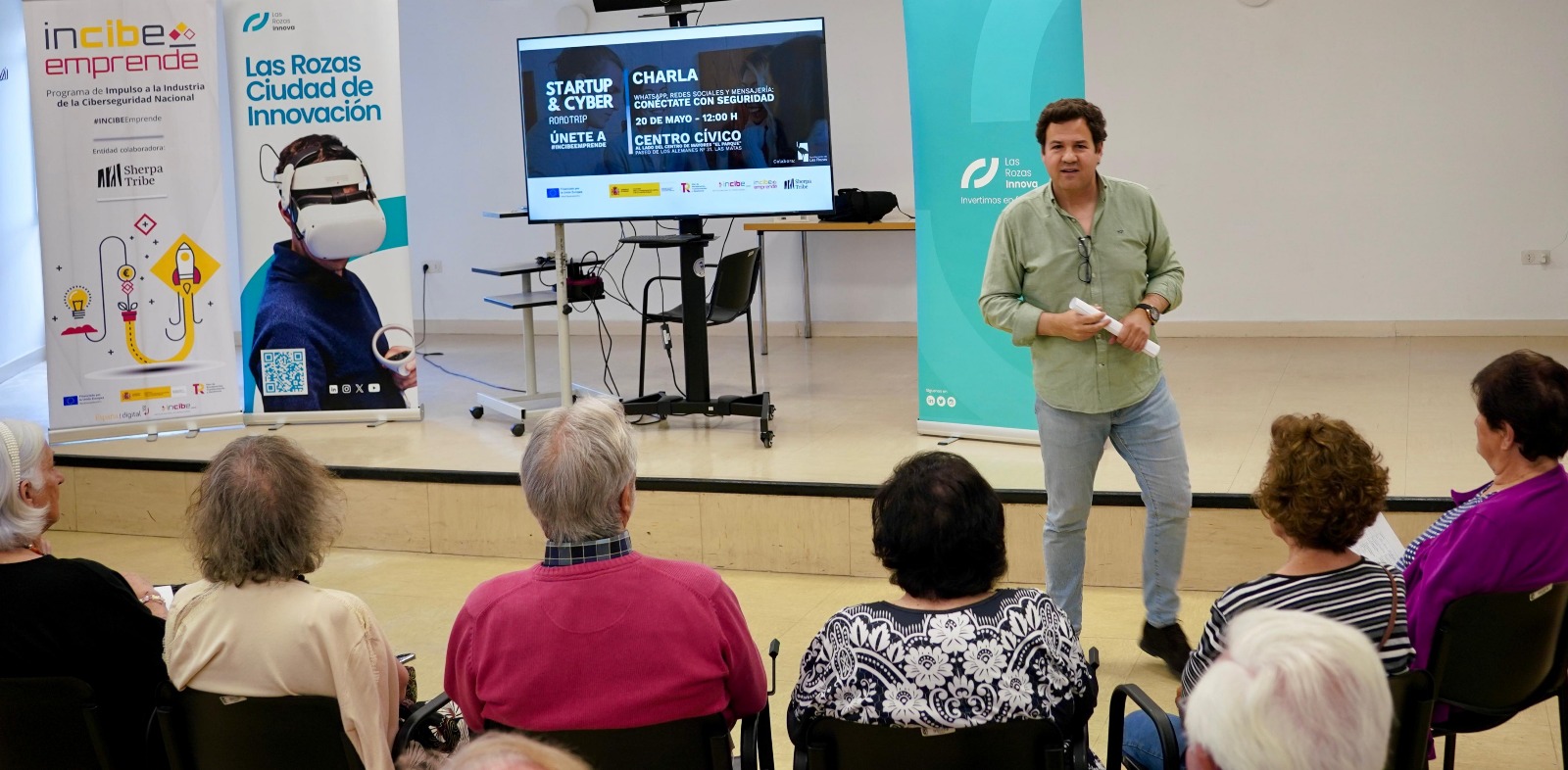 José de la Uz, alcalde de Las Rozas y presidente de Las Rozas Innova da la bienvenida al taller organizado con INCIBE