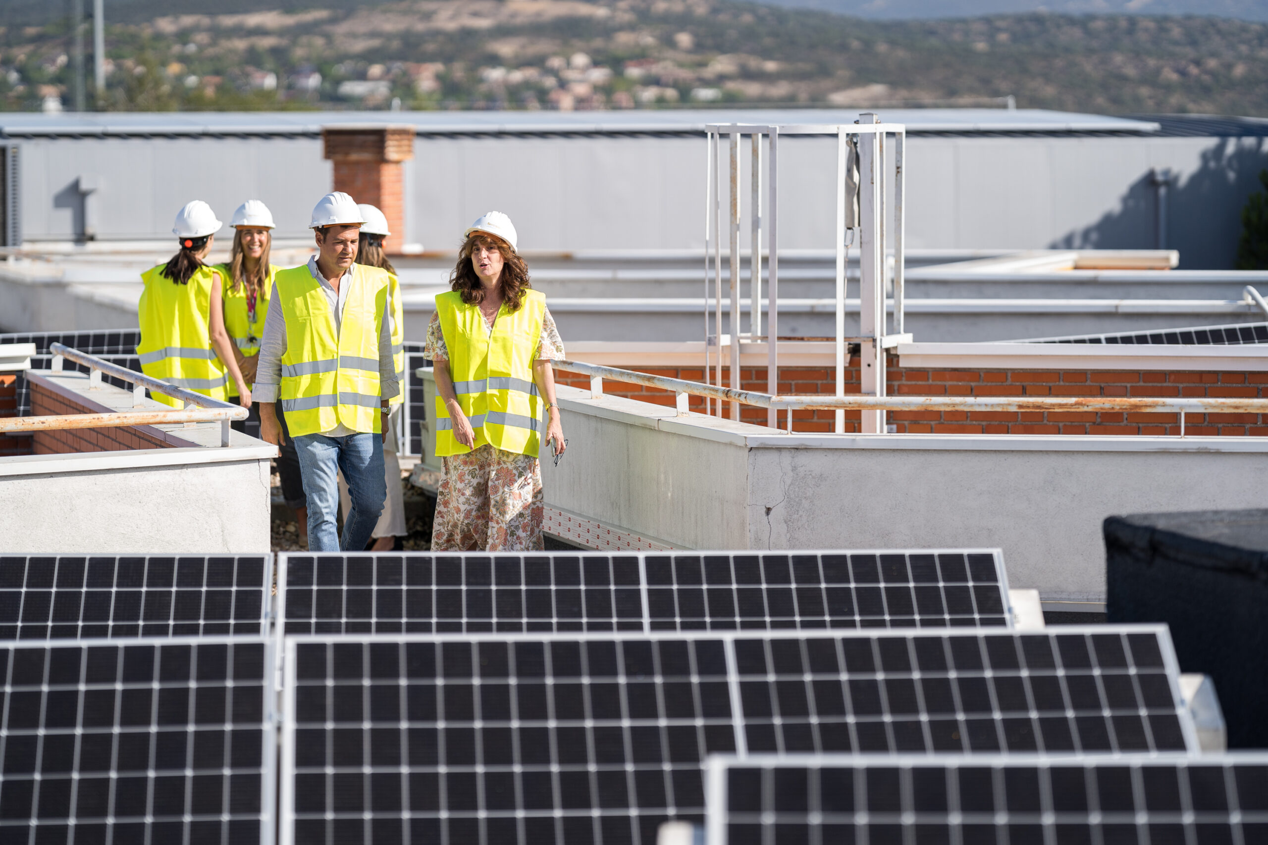 José de la Uz visita los paneles fotovoltaicos instalados en el Colegio San José